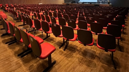 salao de eventos com piso laminado